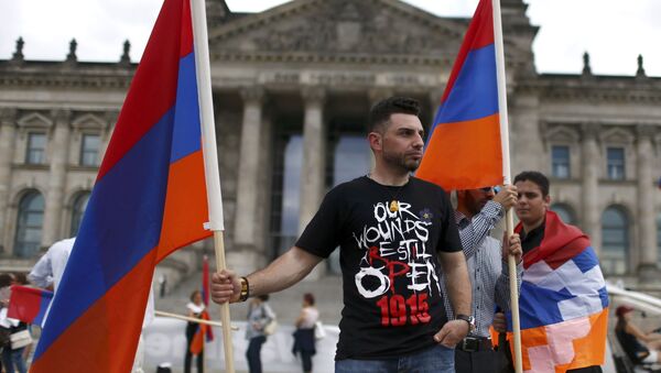 Supporters holds Armenian flags in front of the Reichstag, the seat of the lower house of parliament Bundestag in Berlin, Germany, June 2, 2016 - Sputnik International