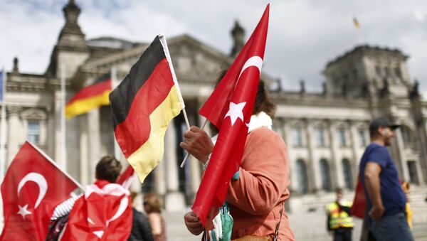 Demonstrators hold Turkish and German flags in front of the Reichstag, the seat of the lower house of parliament Bundestag in Berlin, Germany, June 1, 2016 - Sputnik International