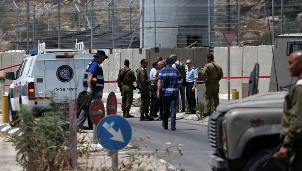 Israeli security forces inspect the scene of a stabbing attack at a checkpoint near the West Bank city of Tulkarem on June 2, 2016 - Sputnik International