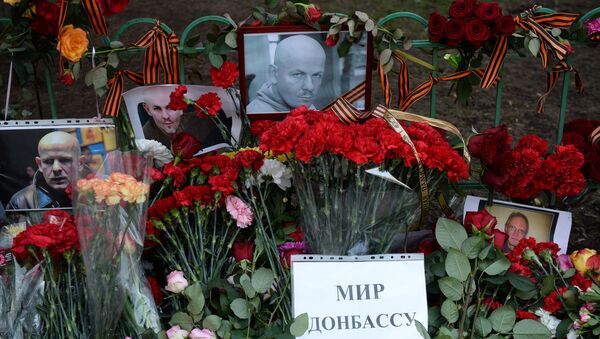 Flowers and candles by Ukrainian embassy in Moscow in memory of journalist Oles Buzina killed in Kiev - Sputnik International