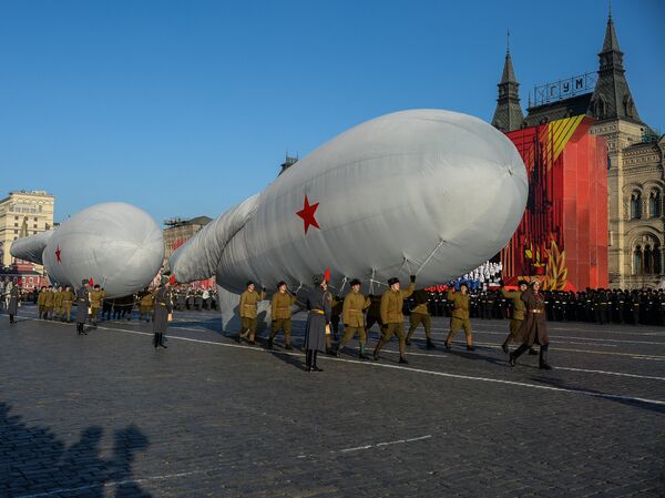 Servicemen marching with mock blimps to mark the legendary November 7, 1941 Military Parade on Red Square, Moscow. Servicemen marching with mock blimps to mark the legendary November 7, 1941 Military Parade on Red Square, Moscow. - Sputnik International