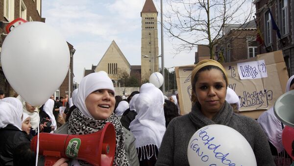 Muslim women with white hijaabs (the head scarf traditionally worn by Muslim women) protest against an employee of the Dutch department store chain HEMA in Genk being fired for wearing a headscarf, on 12 March 2011 - Sputnik International