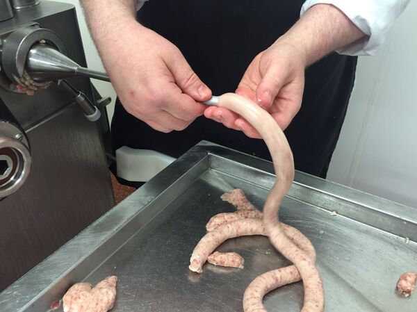 David Patterson making sausages at Yorkes in the Hilltown. David Patterson making sausages at Yorkes in the Hilltown. - Sputnik International