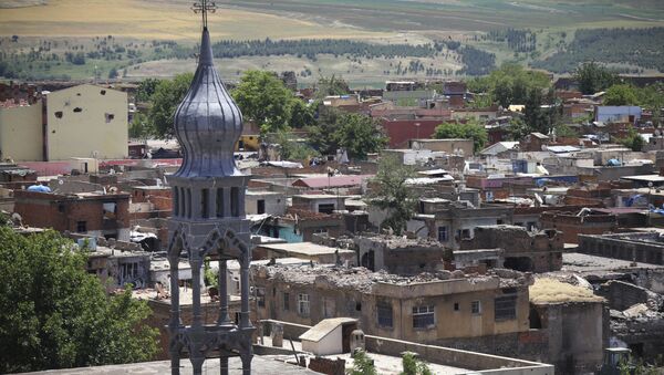 Many of the buildings and roof-tops show recent damage from recent military clashes in parts of the historic district of the mainly Kurdish city of Diyarbakir, southeastern Turkey, Sunday, May 22, 2016 - Sputnik International