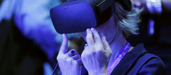 Travel journalists watch a virtual reality presentation given by United Airlines as part of their new international business class dubbed United Polaris in New York, U.S. June 2, 2016 - Sputnik International