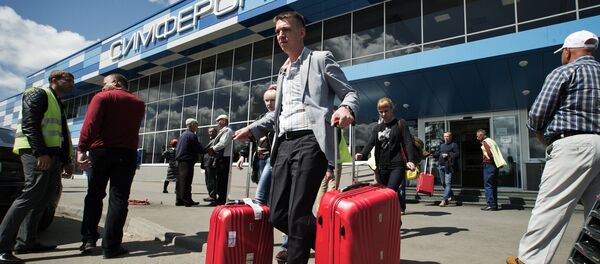 Tourists seen leaving the Simferopol International Airport, on having arrived for vacations in the Crimea - Sputnik International