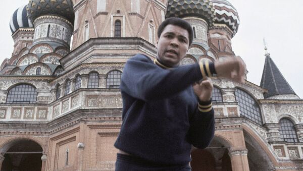 Boxer Muhammad Ali doing his roadwork past St. Basil's and Lenin's mausoleum in Moscow in June 1978 - Sputnik International