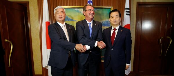 U.S. Secretary of Defence Ash Carter meets with South Korea's Minister of Defence Han Minkoo (R) and Japan's Minister of Defence Gen Nakatani for a trilateral at the IISS Shangri-La Dialogue in Singapore June 4, 2016 - Sputnik International