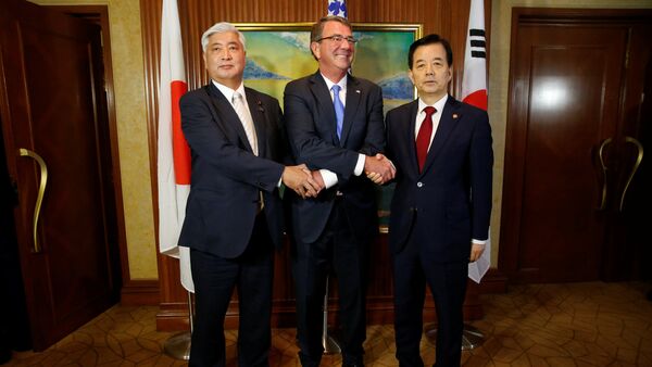 U.S. Secretary of Defence Ash Carter meets with South Korea's Minister of Defence Han Minkoo (R) and Japan's Minister of Defence Gen Nakatani for a trilateral at the IISS Shangri-La Dialogue in Singapore June 4, 2016 - Sputnik International