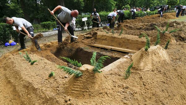 Gravediggers take part in the first Hungarian grave digging championship in Debrecen, Hungary, June 3, 2016, competing for the national crown, which is awarded based on accuracy, speed, and aesthetic quality - Sputnik International