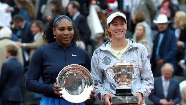 US player Serena Williams (L) and winner Spain's Garbine Muguruza pose with their trophy after their women's final match at the Roland Garros 2016 French Tennis Open in Paris on June 4, 2016 - Sputnik International