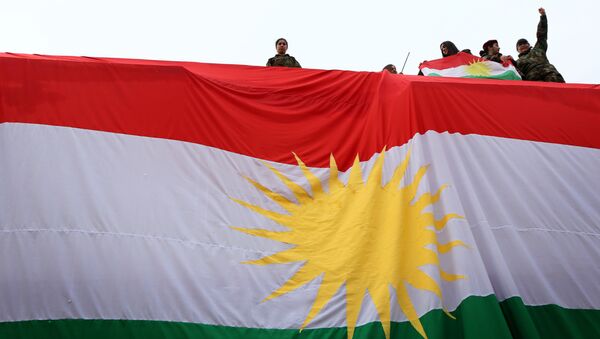 Iraqi Kurdish youths wave a national flag - Sputnik International