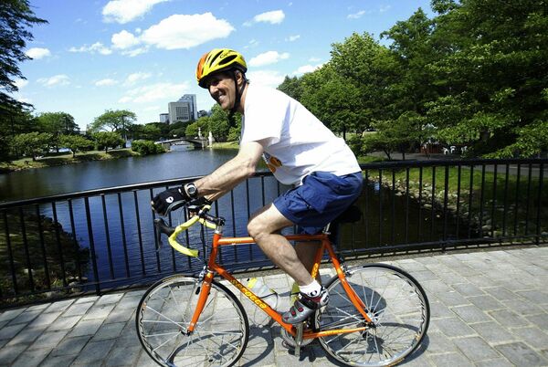 US Secretary of State John Kerry rides a bike. (File) - Sputnik International