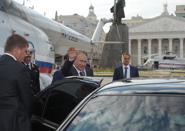President Vladimir Putin (second right) gets into a car in Voronezh. (File) President Vladimir Putin (second right) gets into a car in Voronezh. (File) - Sputnik International
