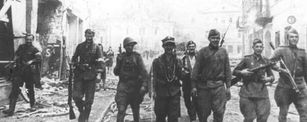 Soviet and Polish Armia Krajowa soldiers in Vilnius, July 1944. - Sputnik International