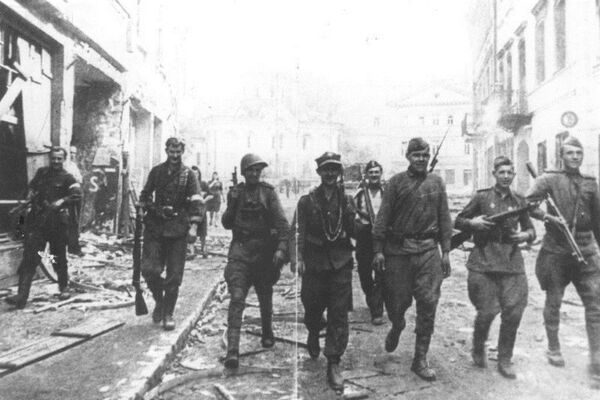 Soviet and Polish Armia Krajowa soldiers in Vilnius, July 1944. - Sputnik International