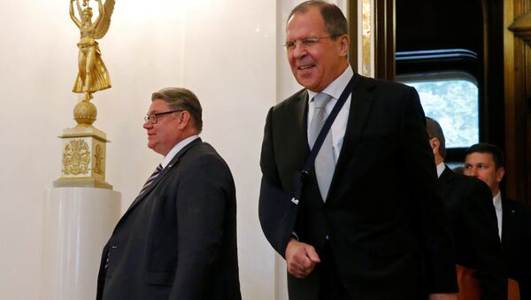 Russian Foreign Minister Sergei Lavrov (R) and his Finnish counterpart Timo Soini enter a hall during a meeting in Moscow, Russia - Sputnik International