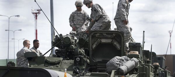 Members of the U.S. Army of the Pennsylvania National Guard unload equipment as they arrive at a airport in Vilnius, Lithuania, Sunday, June 5, 2016. Members of the U.S. Army of the Pennsylvania National Guard unload equipment as they arrive at a airport in Vilnius, Lithuania, Sunday, June 5, 2016. - Sputnik International