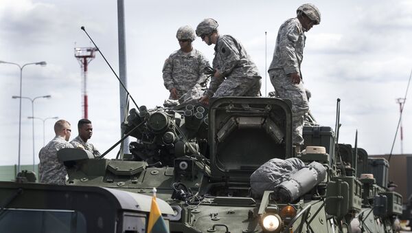 Members of the U.S. Army of the Pennsylvania National Guard unload equipment as they arrive at a airport in Vilnius, Lithuania, Sunday, June 5, 2016. - Sputnik International
