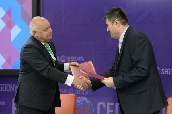 Dmitry Kiselev, left, Director General, Rossiya Segodnya International Information Agency, with Ahmed Dawa (Syria), Director General and Editor-In-Chief, Syrian Arab News Agency (SANA) - Sputnik International