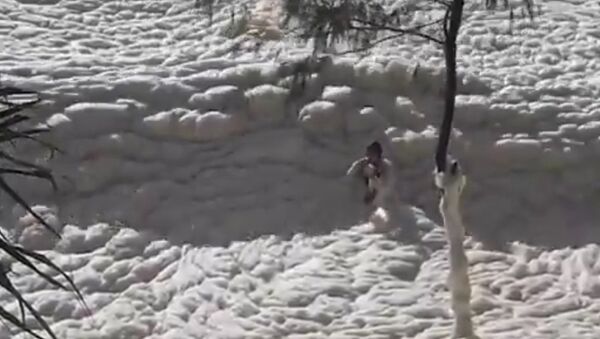 Sea Froth Provides an Unexpected ‘Foam Party’ for Man - Sputnik International
