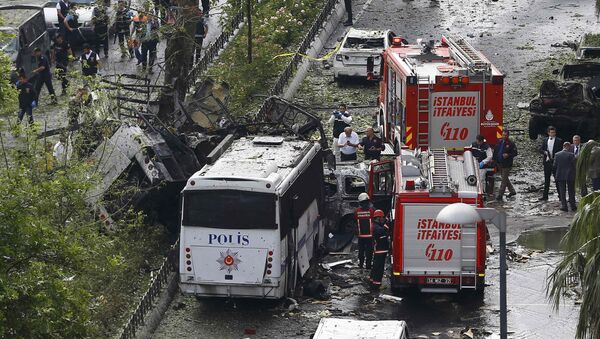 Fire engines stand beside a Turkish police bus which was targeted in a bomb attack in a central Istanbul district, Turkey, June 7, 2016. - Sputnik International