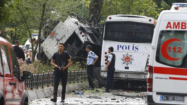 Police walk near a Turkish police bus which was targeted in a bomb attack in a central Istanbul district, Turkey, June 7, 2016. - Sputnik International