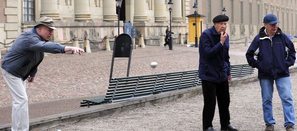 Elderly residents play petanque outside the Royal Castle in Stockholm - Sputnik International