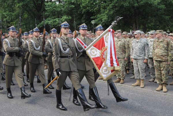 Polish honour guard march during the opening ceremony of the the Anaconda-16 military exercise in Rembertow, June 6, 2016 - Sputnik International