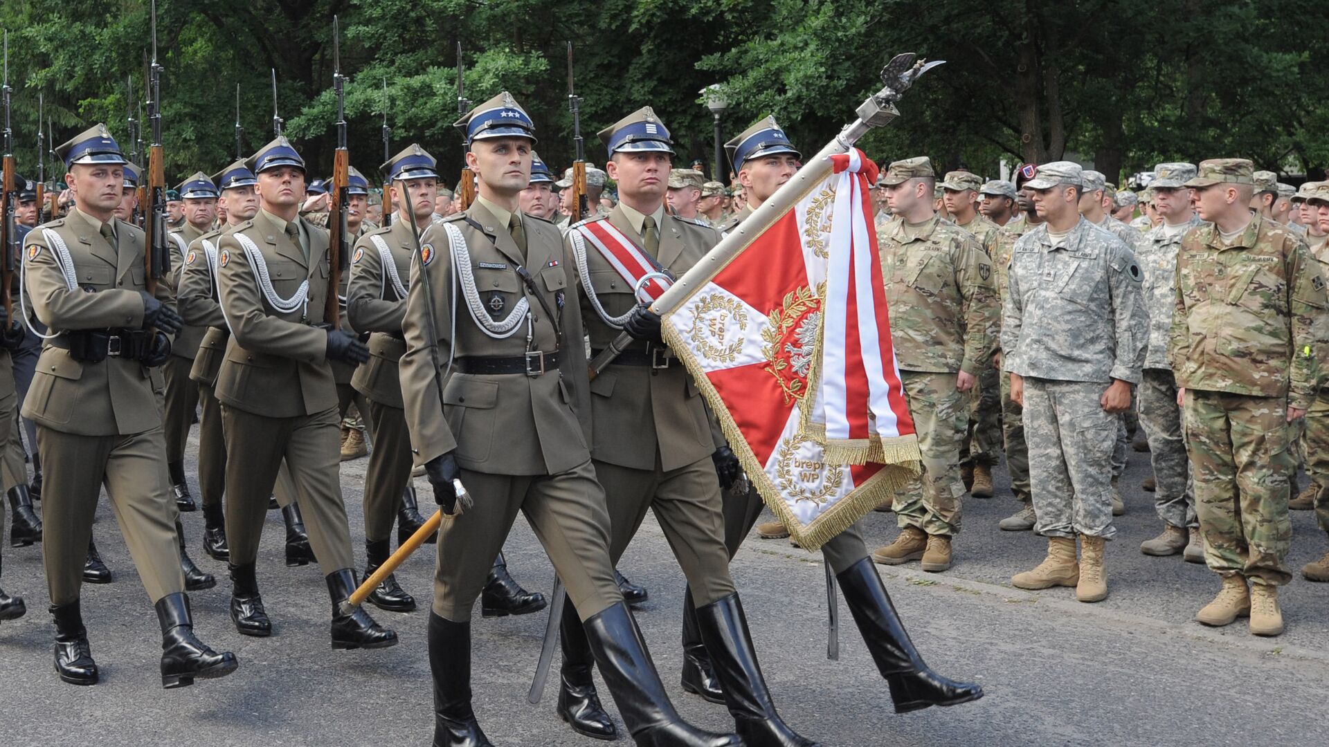 Polish honor guard march during the opening ceremony of the the Anaconda-16 military exercise in Rembertow, June 6, 2016 - Sputnik International, 1920, 17.05.2023