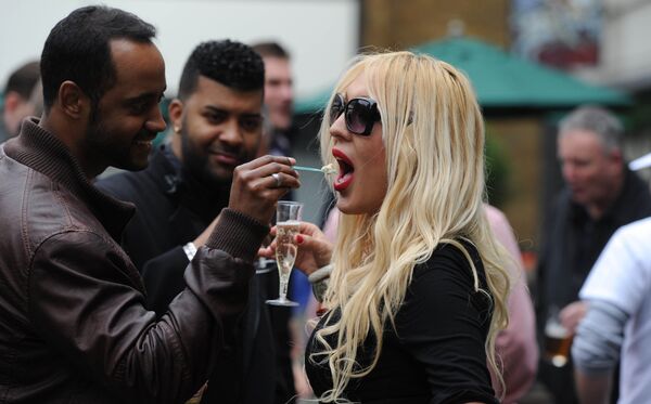 Brits tasting different ice cream flavors. - Sputnik International