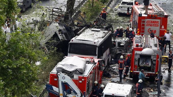 Forensic experts (L) and firefighters stand beside a Turkish police bus which was targeted in a bomb attack in a central Istanbul district, Turkey, June 7, 2016. - Sputnik International