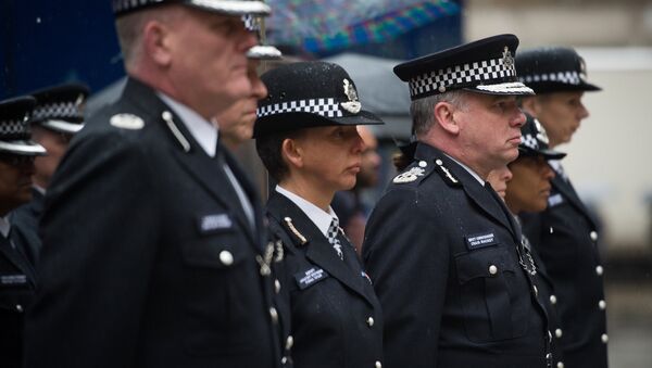 Deputy Commissioner of Britain's Metropolitan Police Craig Mackey (3rd R) leads police officers in a two minute silence outside Scotland Yard in London, on January 8, 2015. - Sputnik International