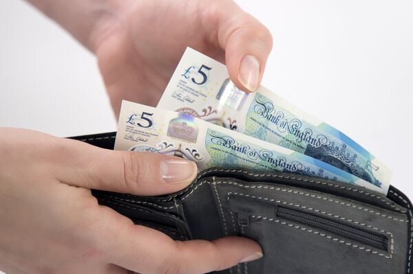New £5 notes in a wallet. - Sputnik International