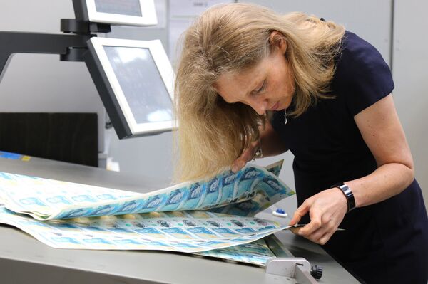 Victoria Cleland, Chief Cashier, looking at the new banknotes. - Sputnik International