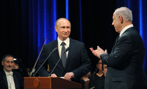 June 7, 2016. Russian President Vladimir Putin (left) and Israeli Prime Minister Benjamin Netanyahu before a concert devoted to the 25th anniversary of the restoration of Russian-Israeli diplomatic relations in the Bolshoi Theater, Moscow. - Sputnik International