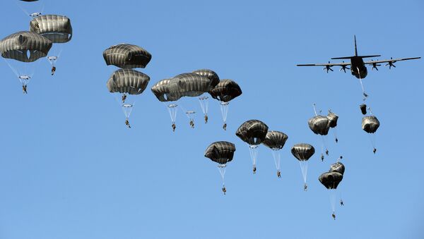 US troops land with parachutes at the military compound near Torun, central Poland, on June 7, 2016, as part of the NATO Anaconda-16 military exercise. - Sputnik International