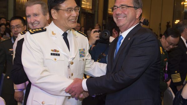 PLA Deputy Chief  General Staff Adm. Sun Jianguo and US Defense Secretary Ash Carter in Singapore - Sputnik International