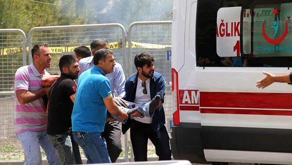People carry an injured man towards an ambulance near the explosion site at Midyat Police station after an explosion on June 8, 2016 in the Turkish southeastern city of Midyat, near the Syrian border. - Sputnik International