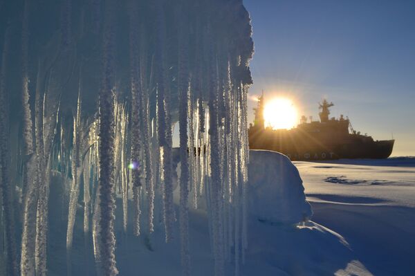 Russian polar explorers work to set up a new drifting station in the Arctic Russian polar explorers work to set up a new drifting station in the Arctic - Sputnik International