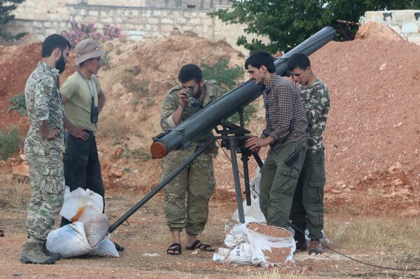 Rebel fighters from the First Regiment, part of the Free Syrian Army, prepare to fire a Grad rocket from Aleppo's Al-Haidariya neighbourhood, towards forces loyal to Syria's President Bashar al-Assad stationed in Talet al-Sheikh Youssef, Syria May 29, 2016 - Sputnik International