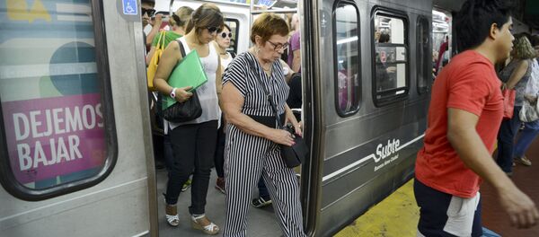Commuters leave a subway car in Buenos Aires, on March 31, 2016 - Sputnik International