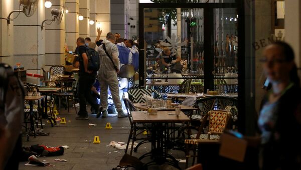 Israeli policemen work inside a restaurant following a shooting attack that took place in the center of Tel Aviv June 8, 2016 - Sputnik International