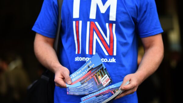 A campaigner with Britain Stronger in Europe, the official Remain campaign in June's EU referendum, hands out leaflets to commuters outside Waterloo Station in London on April 14, 2016. - Sputnik International