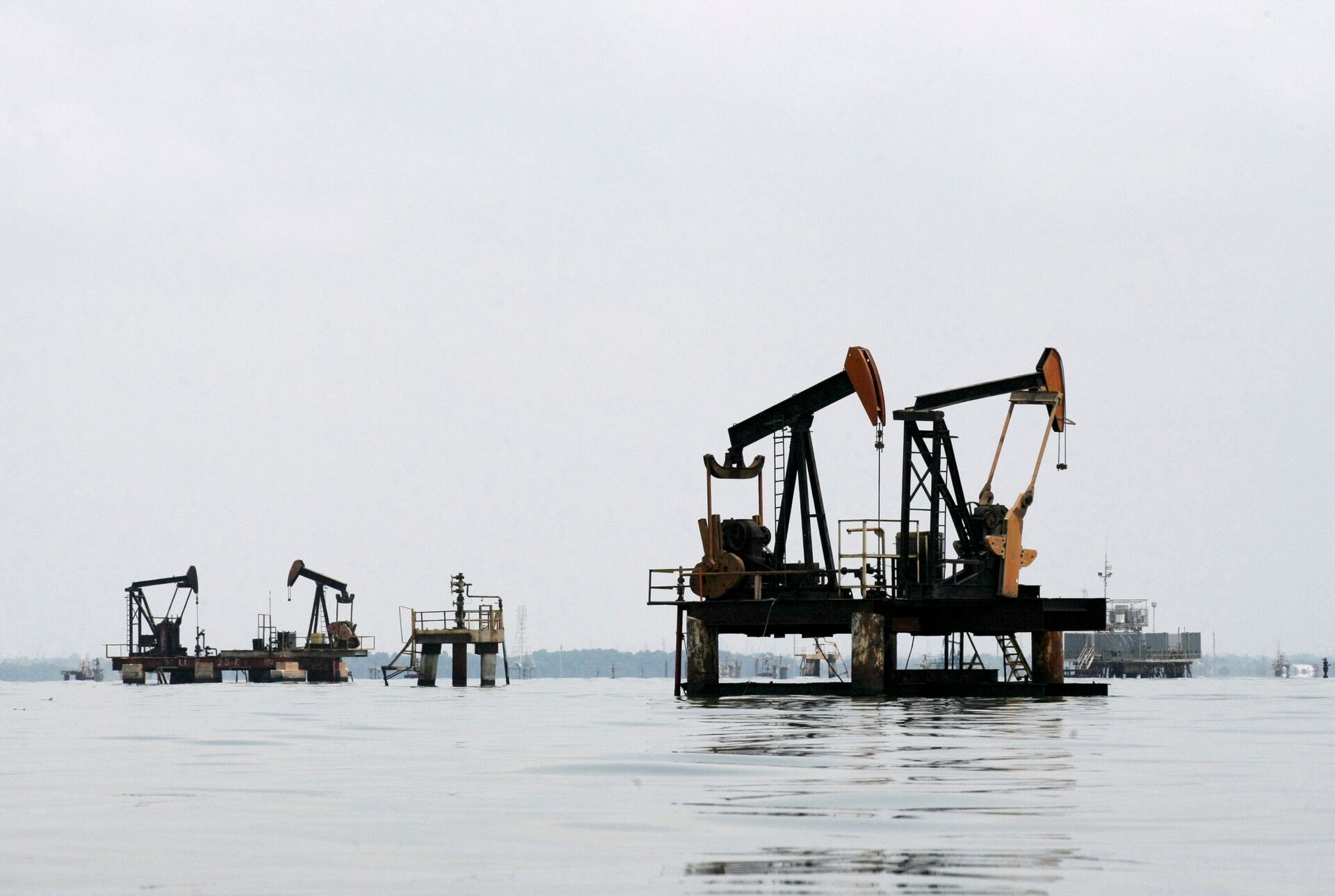 Oil pumps are seen in Lake Maracaibo, in Lagunillas, Ciudad Ojeda, in the state of Zulia, Venezuela, March 20, 2015 - Sputnik International, 1920, 03.01.2022