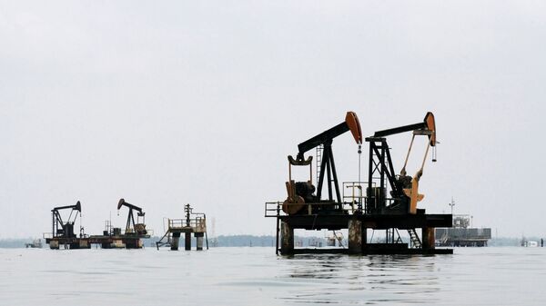 Oil pumps are seen in Lake Maracaibo, in Lagunillas, Ciudad Ojeda, in the state of Zulia, Venezuela, March 20, 2015 - Sputnik International