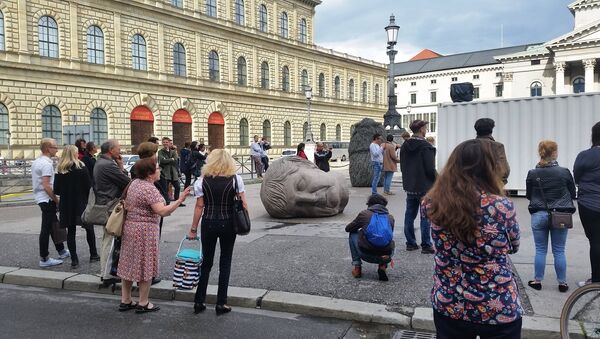 Onlookers stand next to the fallen marble-like heads of European politicians. - Sputnik International