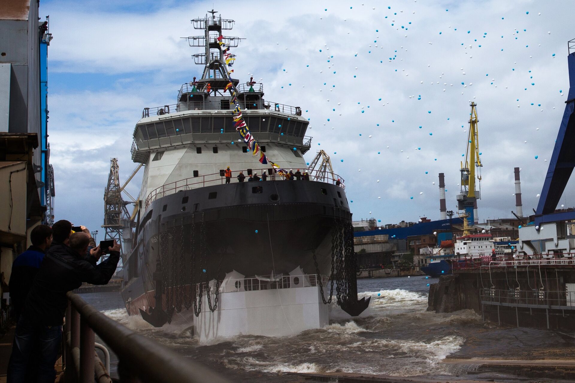 The new generation diesel-electric icebreaker Ilya Muromets being launched into the water from its drydock. - Sputnik International, 1920, 11.02.2024
