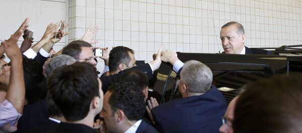 Turkish President Tayyip Erdogan (R) departs after the jenazah, an Islamic funeral prayer, for the late boxing champion Muhammad Ali in Louisville, Kentucky, the US, June 9, 2016 - Sputnik International