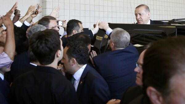 Turkish President Tayyip Erdogan (R) departs after the jenazah, an Islamic funeral prayer, for the late boxing champion Muhammad Ali in Louisville, Kentucky, the US, June 9, 2016 - Sputnik International